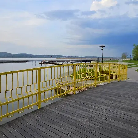 Yellow Bridge Vendeghaz Хостел Гардонь