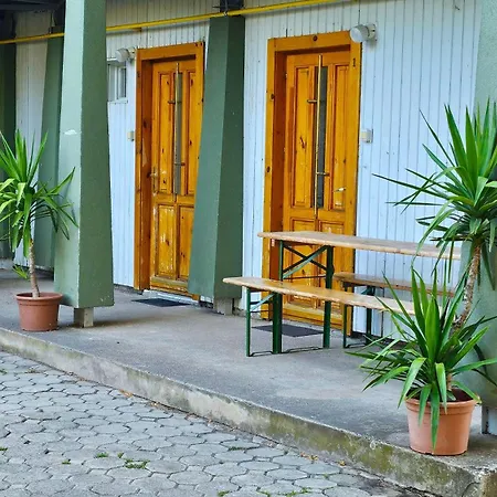 Yellow Bridge Vendeghaz Хостел Гардонь