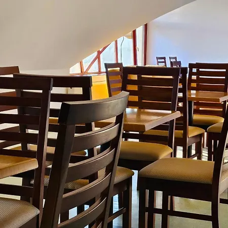 Хостел Yellow Bridge Vendeghaz *