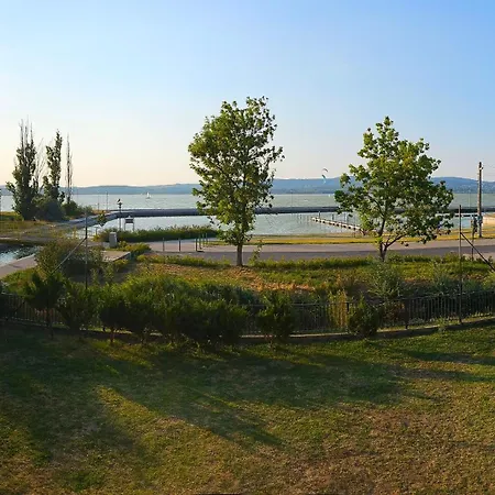 Yellow Bridge Vendeghaz Хостел