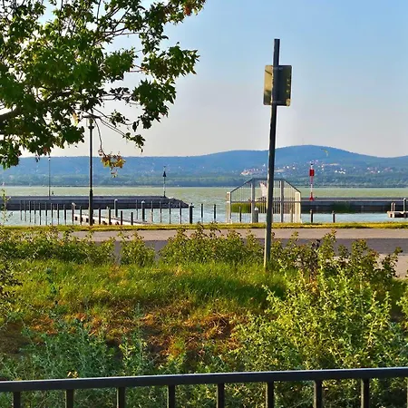 Хостел Yellow Bridge Vendeghaz *