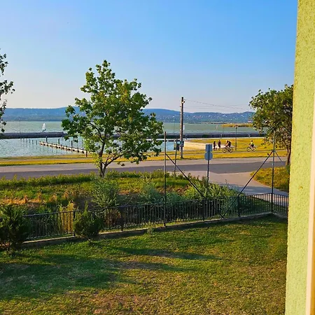 Yellow Bridge Vendeghaz Хостел